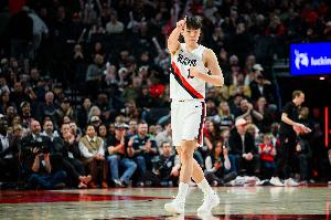 楊瀚森談第一年打NBA感受：快 轉換快&節(jié)奏快&要不停地折返跑配圖