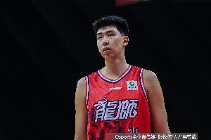 媒體人:徐昕還有不少防守漏洞 想試訓(xùn)NBA須在防守端利用體型優(yōu)勢配圖