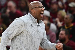 邁克·布朗取得主帥生涯的總決賽首勝 上次進總決賽時遭馬刺橫掃配圖