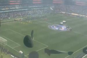 壯觀??FIFA在看臺座椅放置彩色紙帽，還未等開球球迷已扔得起勁配圖