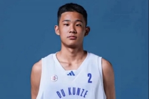 媒體人：杜鋒之子杜昆澤入選2026年Jr.NBA精英訓(xùn)練營(yíng)配圖