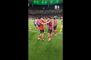 韓國隊賽后慶祝時，金玟哉給孫興慜戴上隊長袖標配圖