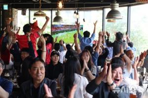 這就是世界杯！韓媒：韓國(guó)路上的士司機(jī)駐足看球，商場(chǎng)內(nèi)市民慶祝配圖