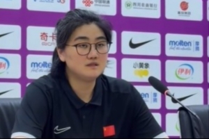 中國U17女籃主帥：面對年齡大的職業(yè)俱樂部 隊員們打出了團隊籃球配圖