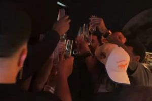 說到大家心坎里了！布倫森舉杯敬酒高呼：法克文班！眾人齊聲附和配圖