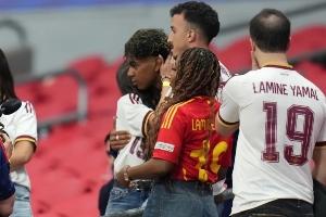 暖心??18歲亞馬爾世界杯首秀爆冷平佛得角，21歲女友擁抱安慰配圖