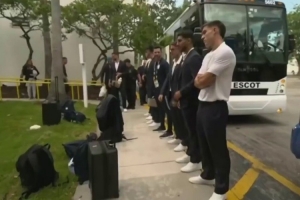 記者：烏拉圭隊首戰(zhàn)之前接受嚴(yán)格安檢，現(xiàn)場部署緝毒防暴犬配圖