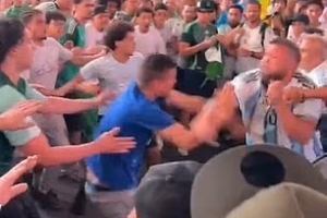 郵報：阿根廷和阿爾及利亞雙方球迷爆發(fā)沖突，參與斗毆球迷被逮捕配圖