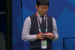 前田大然進攻未果，森保一又拿出了小本子開始記筆記配圖