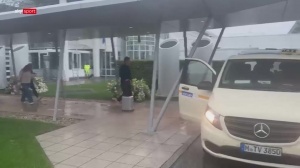 冷冷清清！世界杯爆冷止步32強后，德國隊在瓢潑大雨中回到慕尼黑配圖