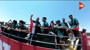 隊(duì)史世界杯淘汰賽首勝！埃及隊(duì)回國乘大巴游行慶祝，數(shù)千球迷迎接配圖